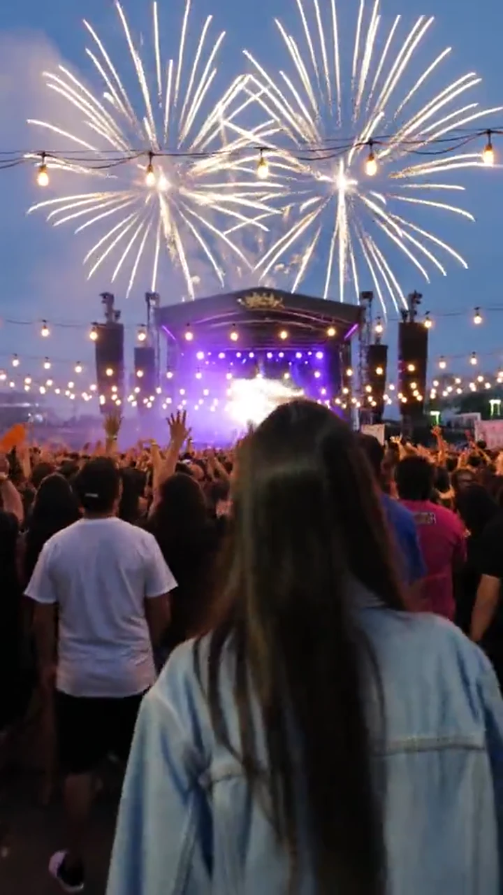 Show ao ar livre com fogos sobre o palco