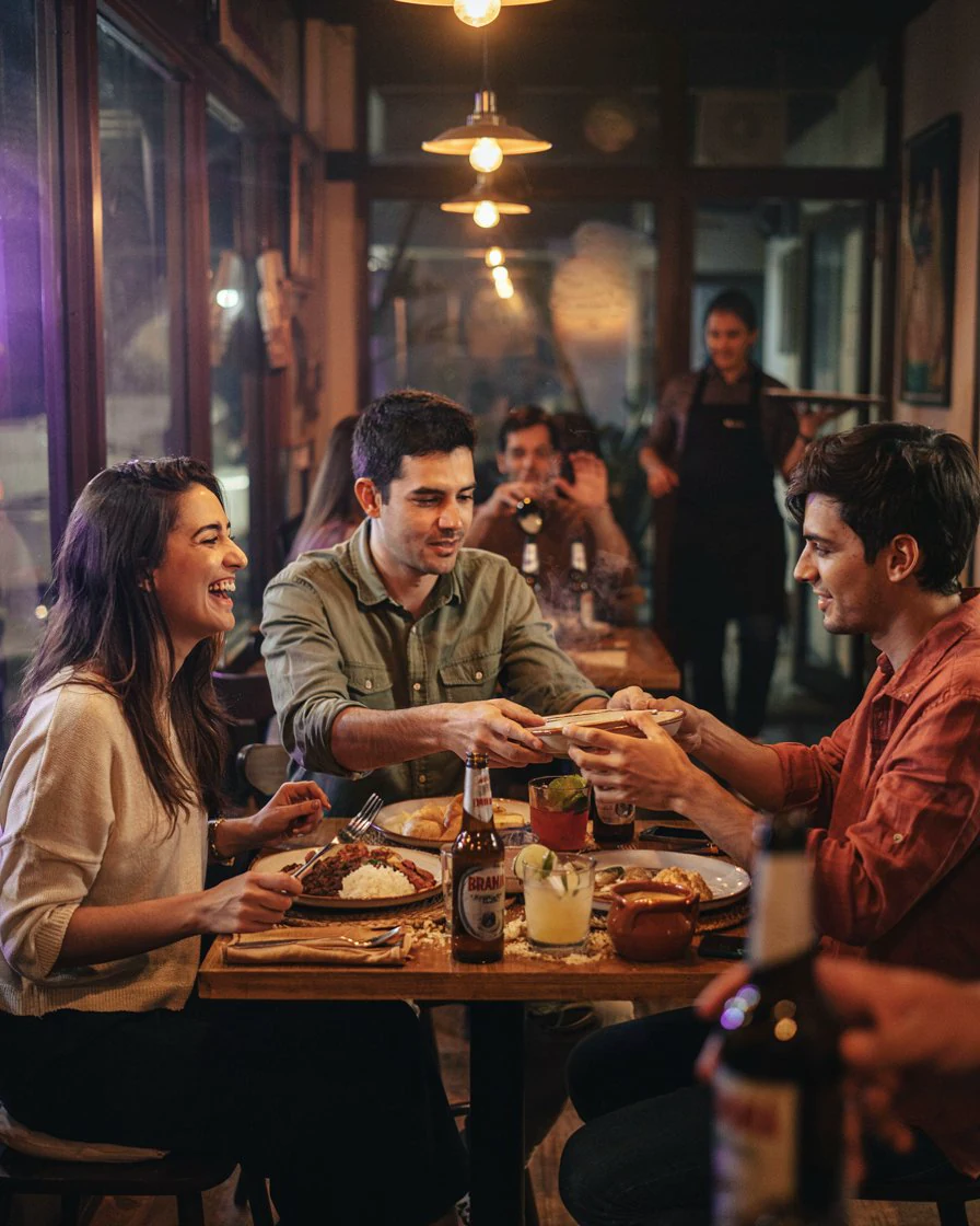 Amigos dividindo comida e conversa em um restaurante
